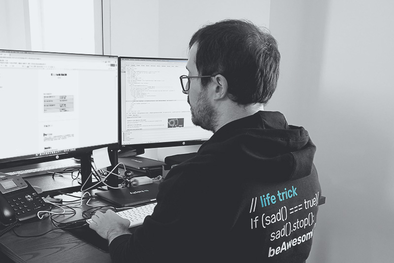 Happycoder che legge il documento di kickoff