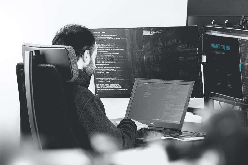 Happycoder alla postazione di lavoro